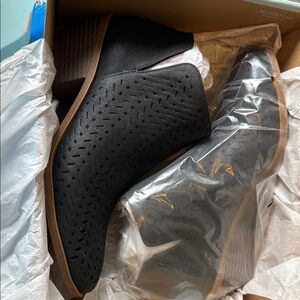 Life Stride Black Ankle Booties